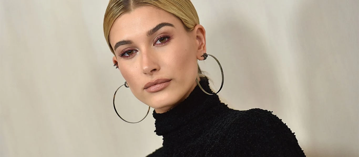Hailey Baldwin: Φωτογραφίζεται μόνο με τα εσώρουχα (φωτο)
